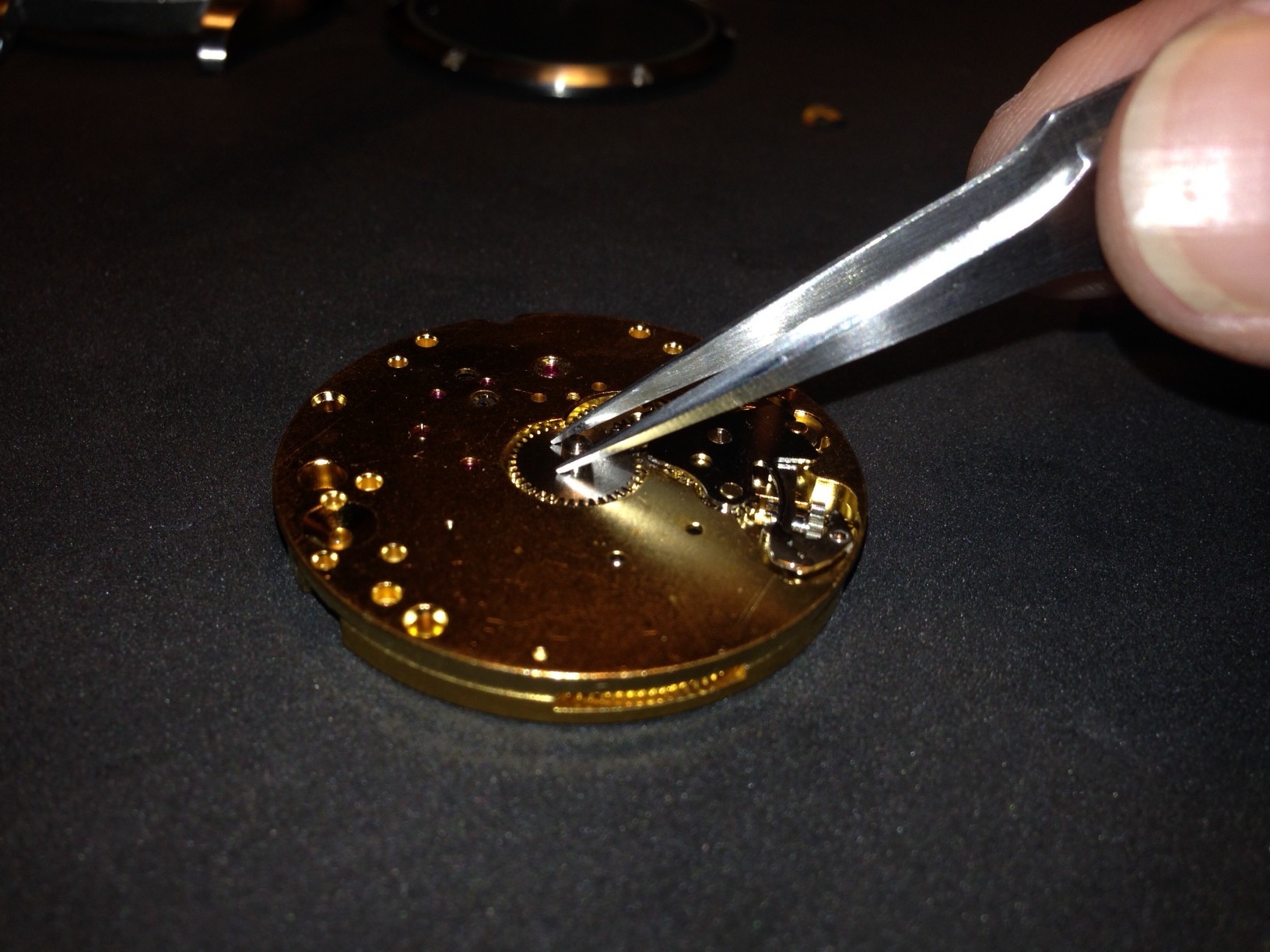 How to build your own mechanical watch - Install the hour wheel and dial washer